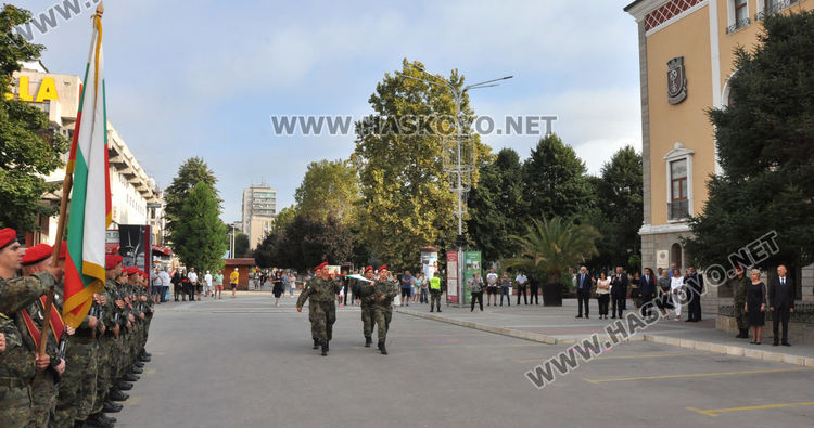 Литургия и празник за отец Антони, издигнаха националното знаме в Деня на Хасково