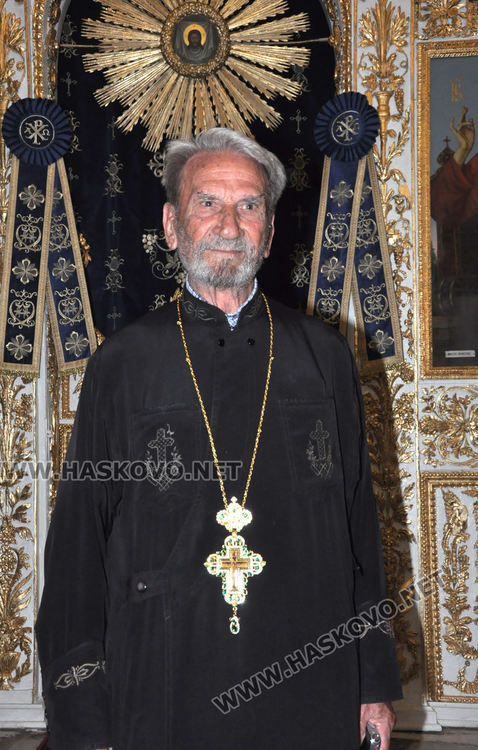 Литургия и празник за отец Антони, издигнаха националното знаме в Деня на Хасково