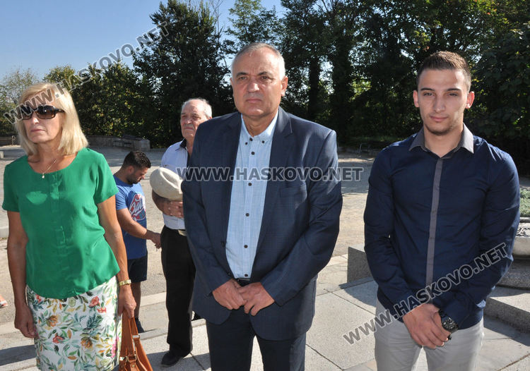 Хасковските социалисти поднесоха цветя на Братската могила за 9-ти септември