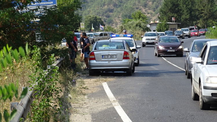 Осем души остават в болница след катастрофата на АМ "Хемус" между тир и автобус