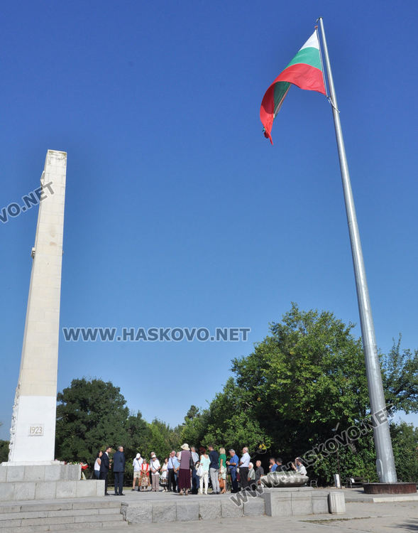 Хасковските социалисти поднесоха цветя на Братската могила за 9-ти септември