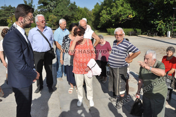 Хасковските социалисти поднесоха цветя на Братската могила за 9-ти септември