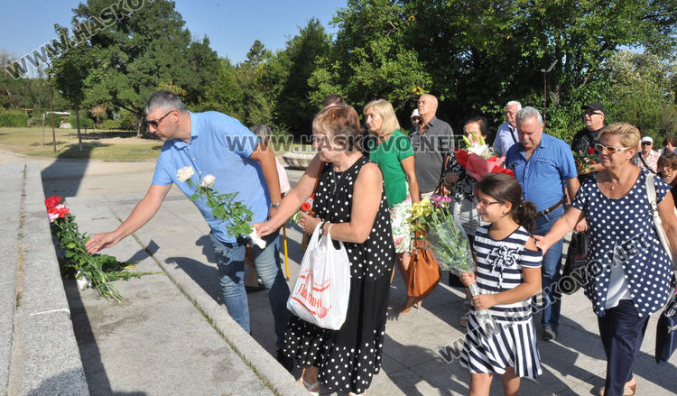 Хасковските социалисти поднесоха цветя на Братската могила за 9-ти септември