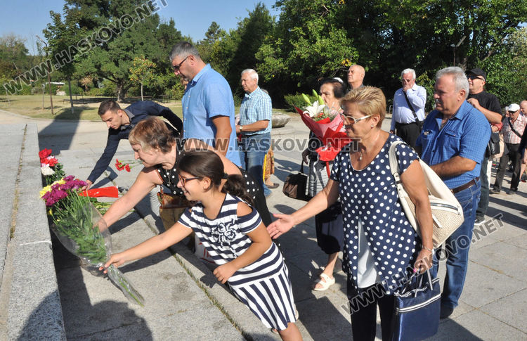 Хасковските социалисти поднесоха цветя на Братската могила за 9-ти септември