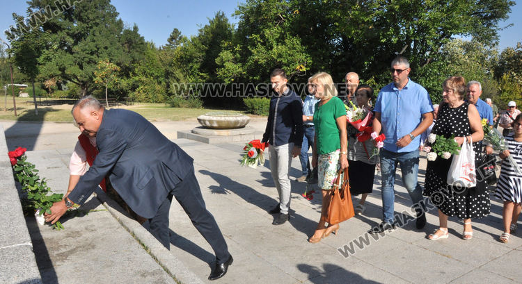 Хасковските социалисти поднесоха цветя на Братската могила за 9-ти септември
