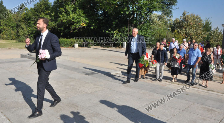 Хасковските социалисти поднесоха цветя на Братската могила за 9-ти септември