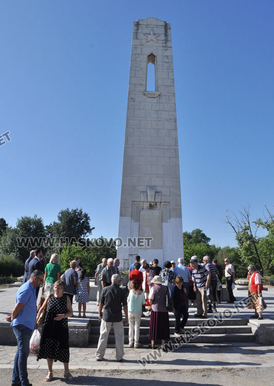 Хасковските социалисти поднесоха цветя на Братската могила за 9-ти септември