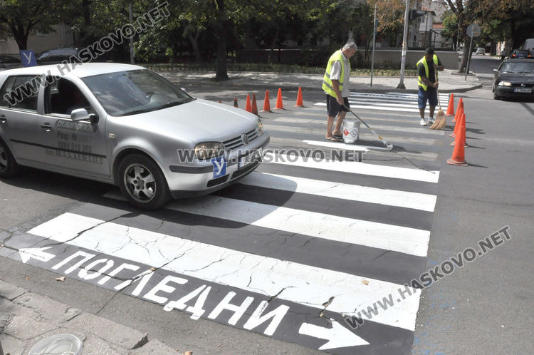 "Екопрогрес" боядисва зебрите до училищата вместо фирмата, спечелила поръчката