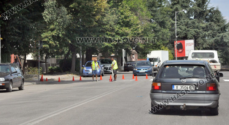 "Екопрогрес" боядисва зебрите до училищата вместо фирмата, спечелила поръчката