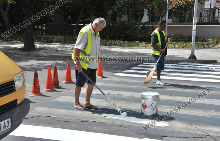 "Екопрогрес" боядисва зебрите до училищата вместо фирмата, спечелила поръчката