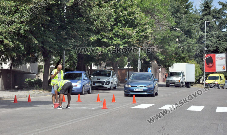 "Екопрогрес" боядисва зебрите до училищата вместо фирмата, спечелила поръчката