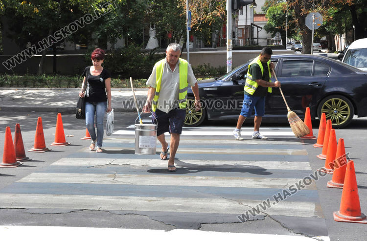 "Екопрогрес" боядисва зебрите до училищата вместо фирмата, спечелила поръчката