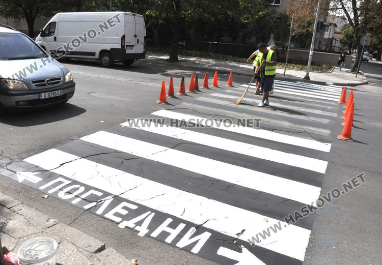 "Екопрогрес" боядисва зебрите до училищата вместо фирмата, спечелила поръчката
