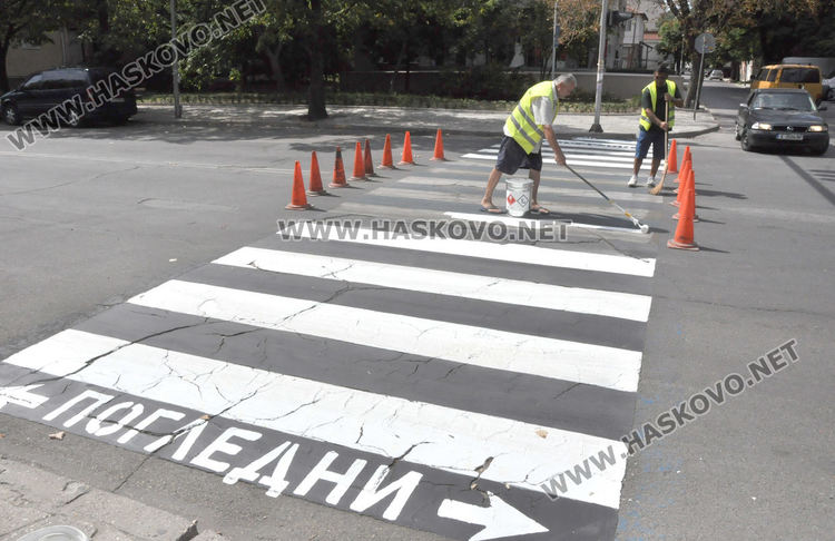 "Екопрогрес" боядисва зебрите до училищата вместо фирмата, спечелила поръчката