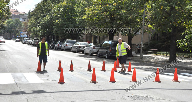 "Екопрогрес" боядисва зебрите до училищата вместо фирмата, спечелила поръчката