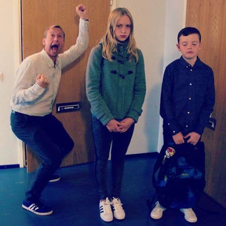 Невиждана еуфория: Забавни снимки на родители, изпращащи децата си на училище