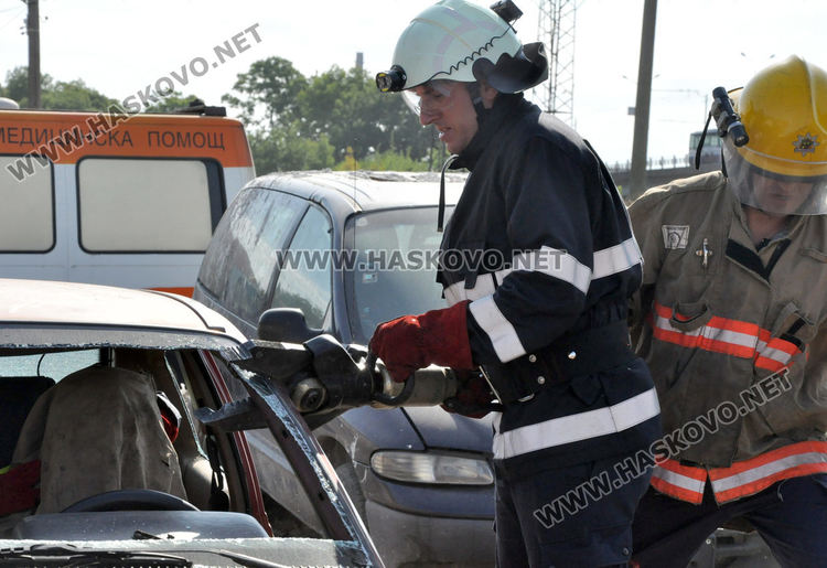 Пожарникари показаха спасяване на пострадал от катастрофирала кола