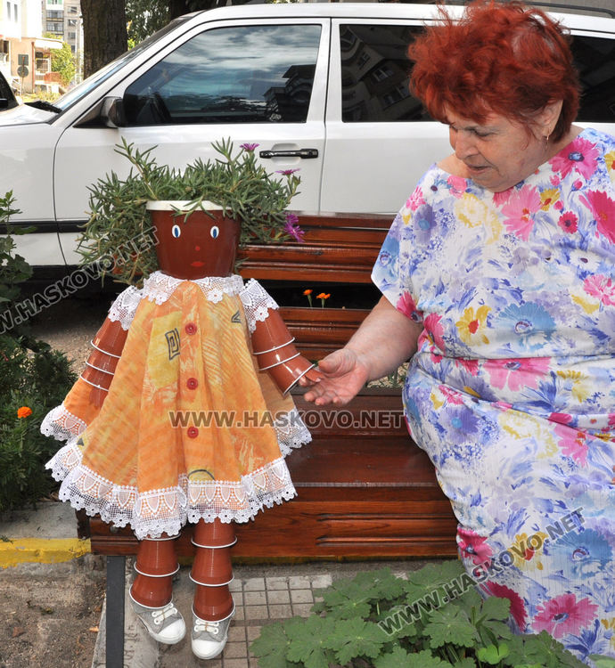 Къдрава красавица от пластмаса и плат „поседна“ на пейката пред блок в кв. „Орфей“