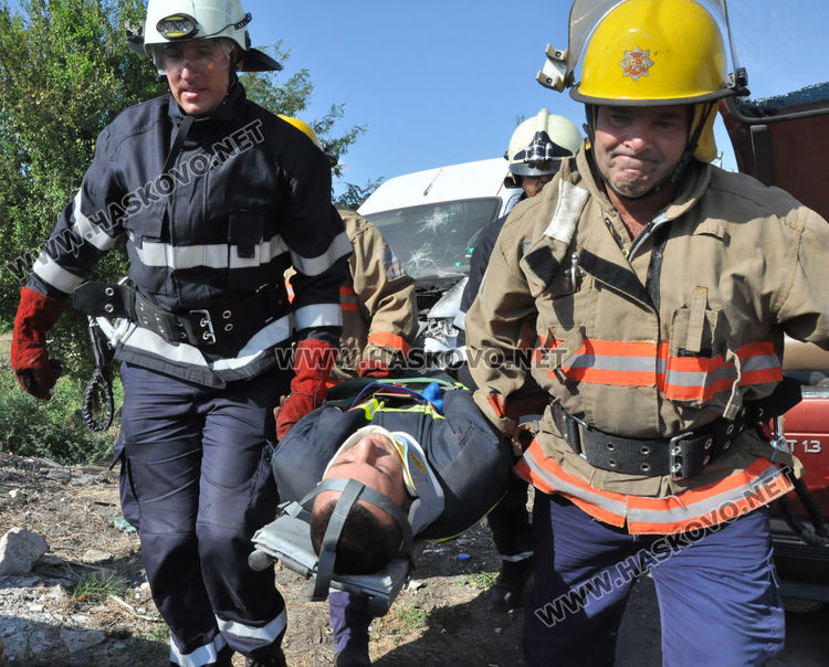 Пожарникари показаха спасяване на пострадал от катастрофирала кола