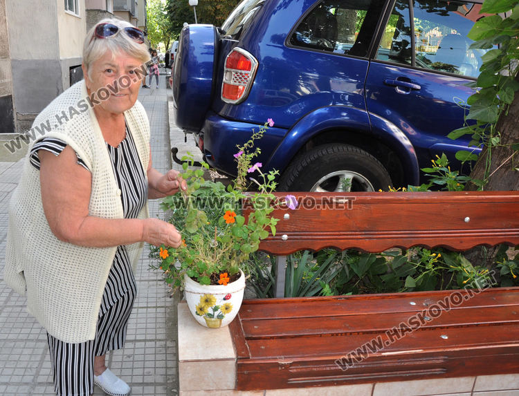 Къдрава красавица от пластмаса и плат „поседна“ на пейката пред блок в кв. „Орфей“