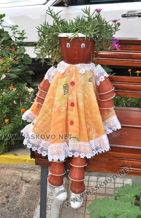 Къдрава красавица от пластмаса и плат „поседна“ на пейката пред блок в кв. „Орфей“