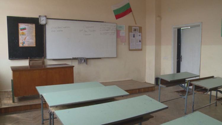 Невиждана еуфория: Забавни снимки на родители, изпращащи децата си на училище