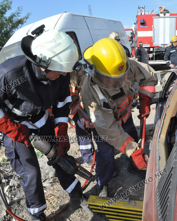 Пожарникари показаха спасяване на пострадал от катастрофирала кола