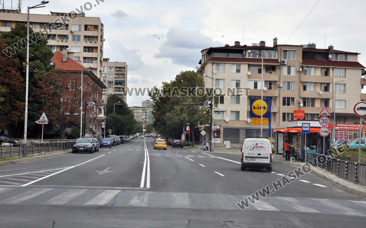 Шофьори масово пердашат през двойна непрекъсната линия към хипермаркет 