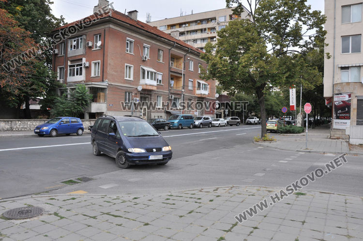 Шофьори масово пердашат през двойна непрекъсната линия към хипермаркет 