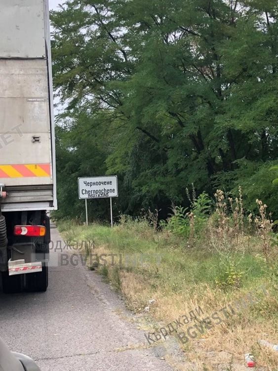 Млада жена пострада тежко  при сблъсък на три автомобила при Черноочене, движението е отклонено