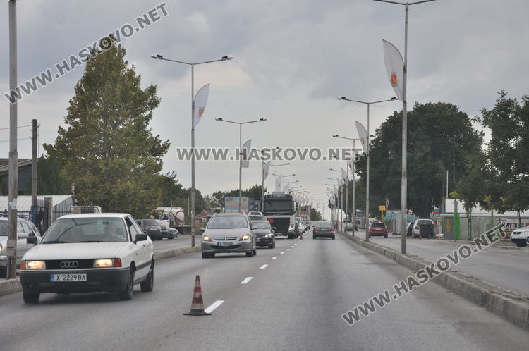 Служители на "Ахрида Билдинг" положиха надлъжна маркировка по бул. "Освобождение"