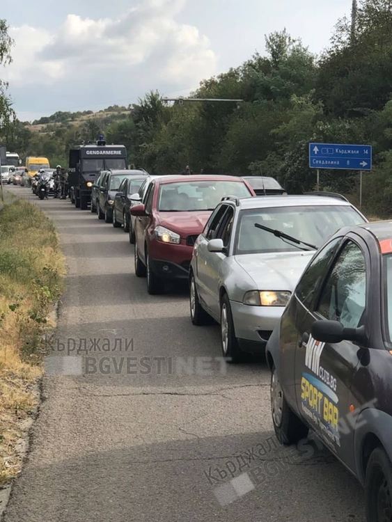 Млада жена пострада тежко  при сблъсък на три автомобила при Черноочене, движението е отклонено