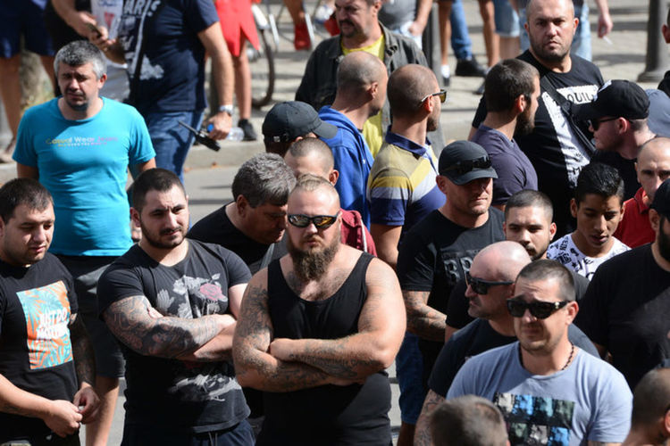 Яки мъже в черно на протеста срещу Гешев пред Съдебна палата (видео)