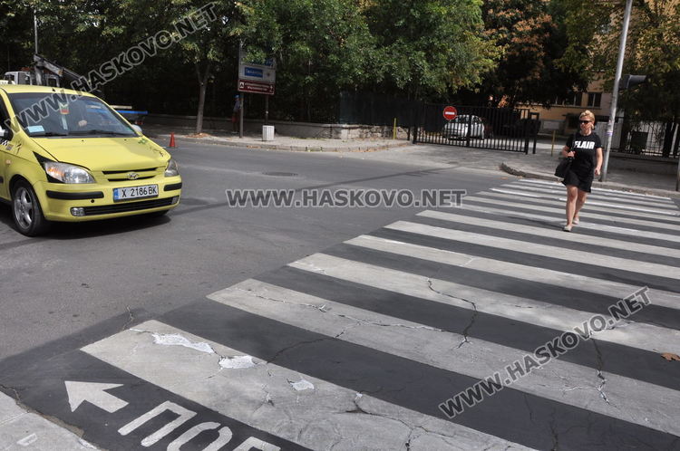 Така изглежда пешеходната пътека до ОУ "Христо Смирненски" два дни след боядисването й