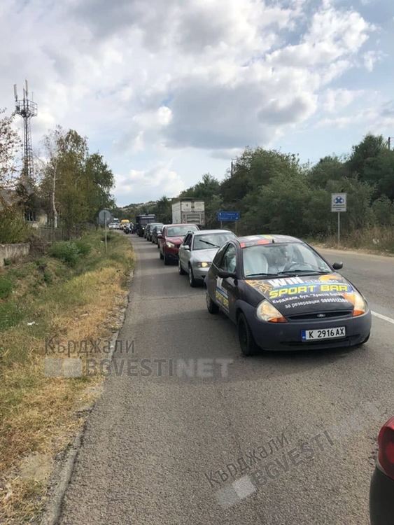 Млада жена пострада тежко  при сблъсък на три автомобила при Черноочене, движението е отклонено