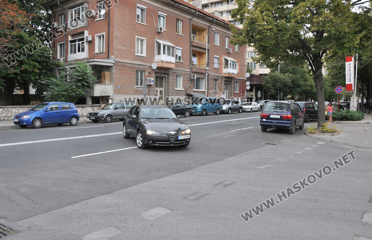 Шофьори масово пердашат през двойна непрекъсната линия към хипермаркет 