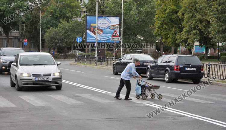 Шофьори масово пердашат през двойна непрекъсната линия към хипермаркет 