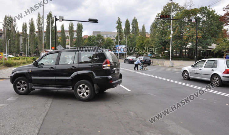 Шофьори масово пердашат през двойна непрекъсната линия към хипермаркет 