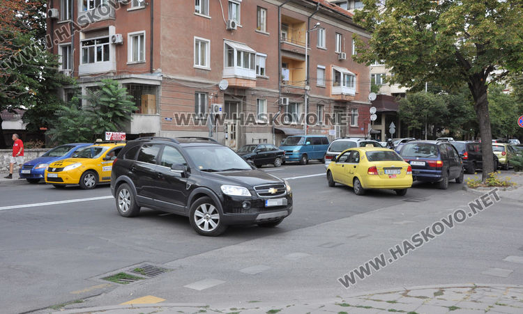 Шофьори масово пердашат през двойна непрекъсната линия към хипермаркет 