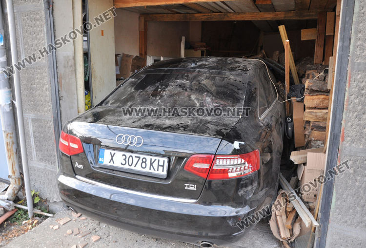 Ауди паркира в чужд гараж при катастрофа, пострада таксиметров шофьор