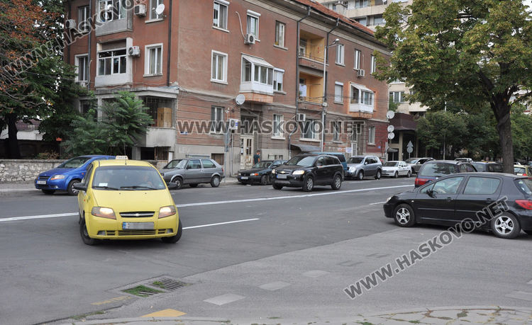 Шофьори масово пердашат през двойна непрекъсната линия към хипермаркет 