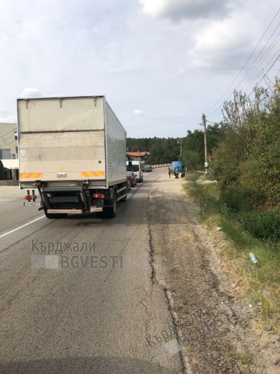 Млада жена пострада тежко  при сблъсък на три автомобила при Черноочене, движението е отклонено