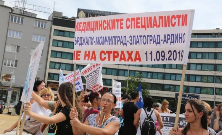 Протестиращите медицински сестри посрещат депутатите с палатков лагер