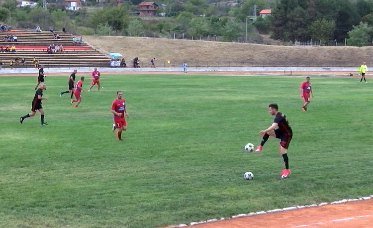 Ветерани на ЦСКА и "Хеброс" играха приятелски мач в обновения комплекс в Харманли