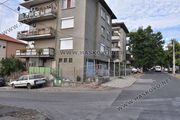 Ауди паркира в чужд гараж при катастрофа, пострада таксиметров шофьор