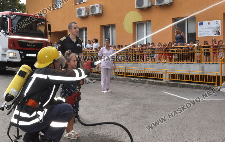 Евакуираха 170 деца от "Весели очички" заради симулативен пожар