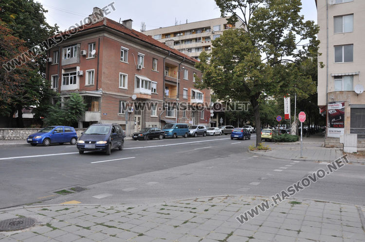 Шофьори масово пердашат през двойна непрекъсната линия към хипермаркет 