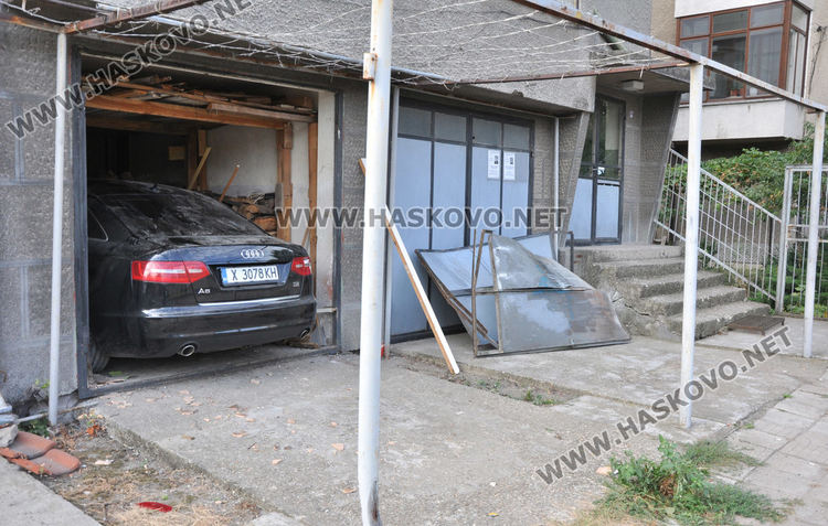 Ауди паркира в чужд гараж при катастрофа, пострада таксиметров шофьор