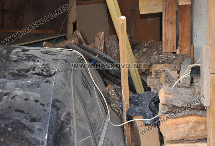 Ауди паркира в чужд гараж при катастрофа, пострада таксиметров шофьор