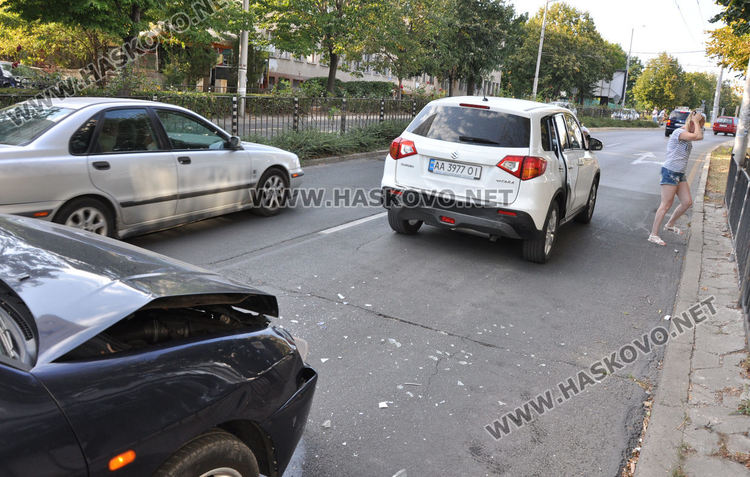 Хасковски Пасат се заби в украински джип, спрял преди кръговото на "Раковски"